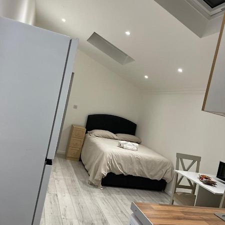 Studio Room Next To Gatwick Crawley  Bagian luar foto