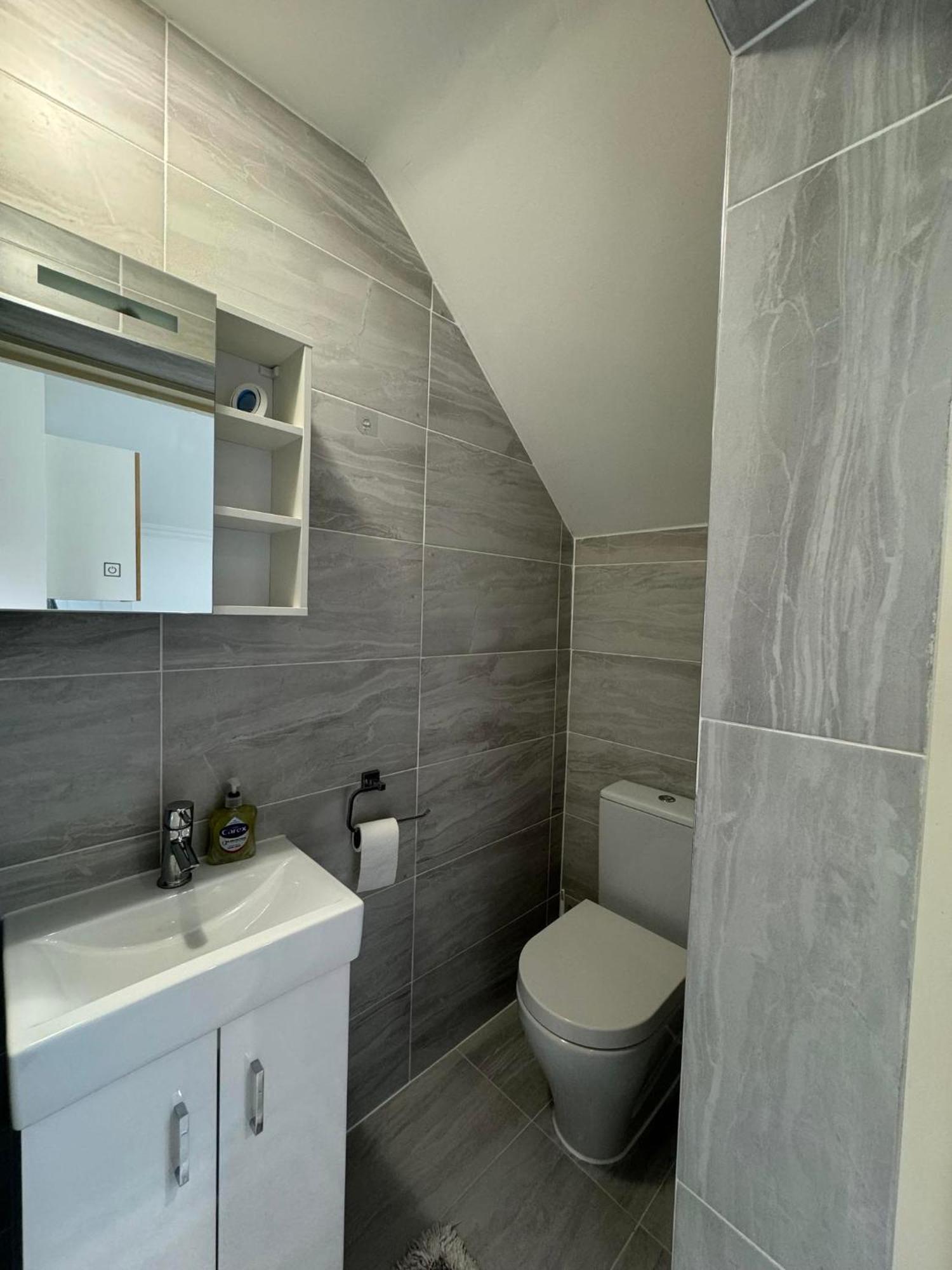 Studio Room Next To Gatwick Crawley  Bagian luar foto